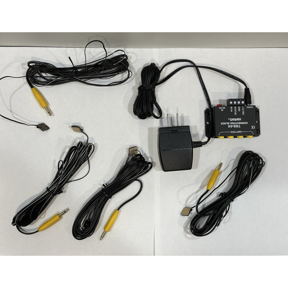 Xantech 789-44 Connecting Block with Power Supply And Four Emitters IR RCVR